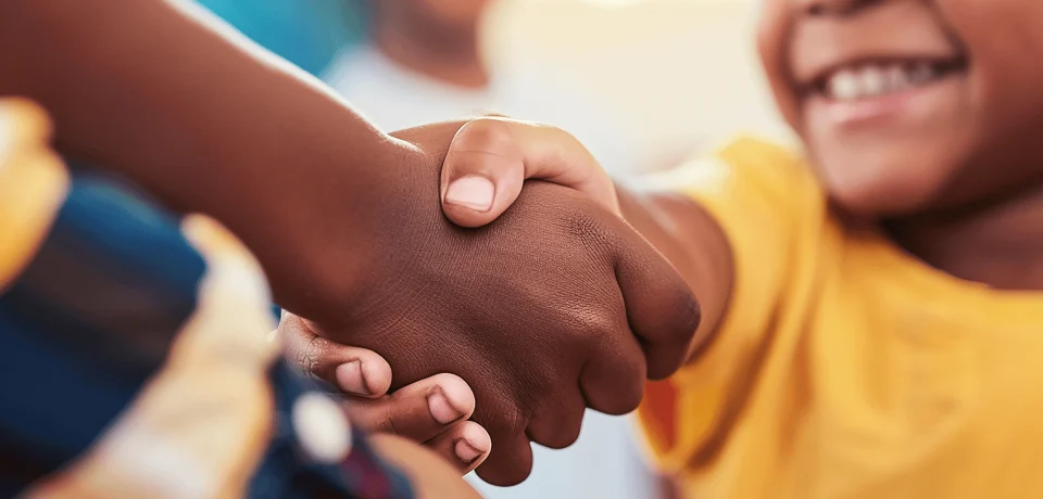 Close-up-handshake-of-two-people-of-different-backgrounds